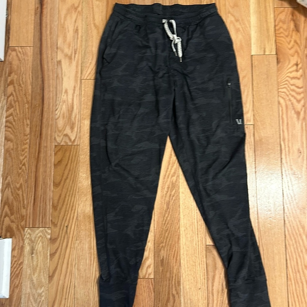 Vuori Sunday Performance Joggers. Size Medium. Good Condition. Color: Camo